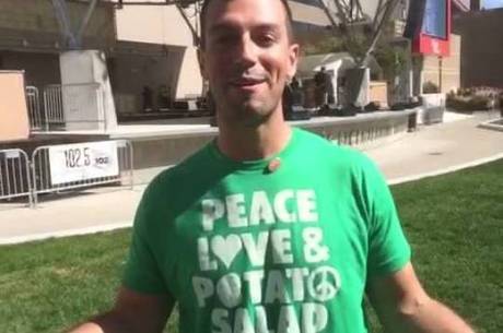 Pessoas usaram camisetas com o lema da festa "Paz, amor e salada de batatas"