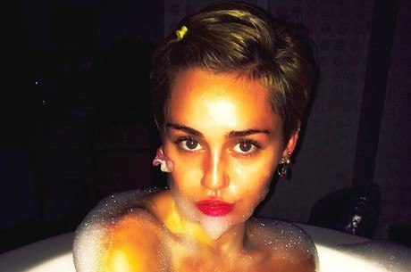 Miley Cyrus ousadíssima nas redes sociais. Ficou devendo ao vivo
