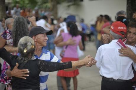 Na capital do Acre, idosos se reúnem para dançar 
