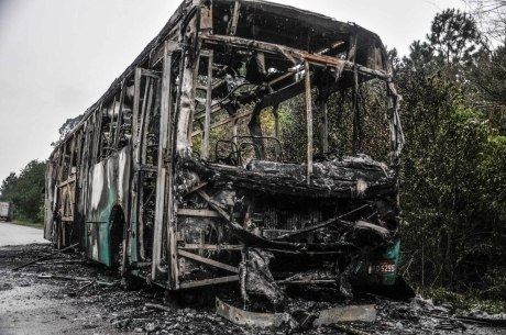Ônibus foi queimado na manhã desta terça-feira em SC