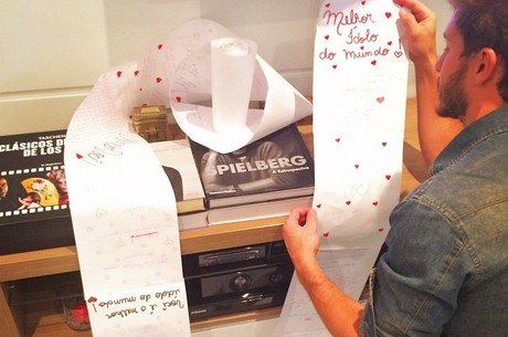 Klebber Toledo recebe carta gigante de fã apaixonada