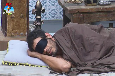 Diego Cristo "baba" enquanto dorme na Fazenda