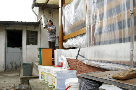 Moradora da zona leste usa engenhoca para captar água da chuva Moradora da zona leste usa engenhoca para captar água da chuva