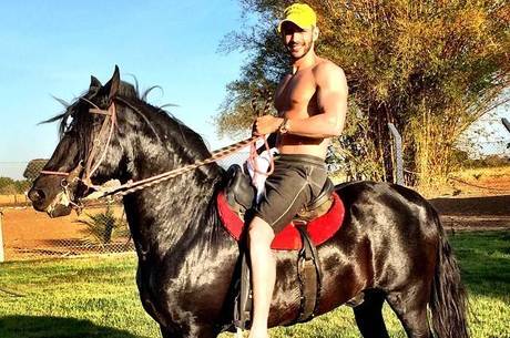 Gusttavo Lima se divertindo ao andar de cavalo
