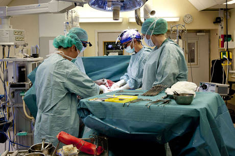 Equipe da Universidade de Goteborgl pratica cirurgia antes do transplante de útero em 2012