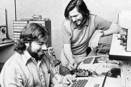 Steve Jobs (direita) e Steve Wozniak, fundadores da Apple