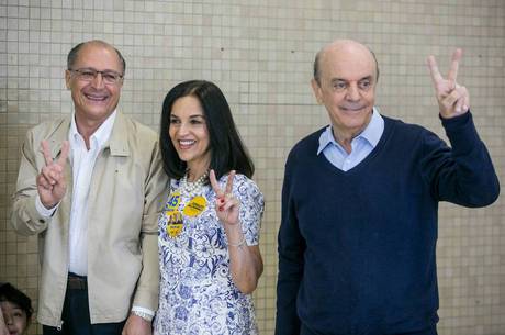 Alckmin votou acompanhado da mulher Lu Alckmin e de Serra
Alckmin votou acompanhado da mulher Lu Alckmin e de Serra