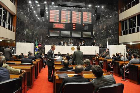 Projetos foram aprovados em sessão tumultuada Projetos foram aprovados em sessão tumultuada