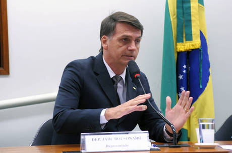 Bolsonaro se diz contra união civil entre pessoas do mesmo sexo, mas admite que direito já é garantido pela Justiça Bolsonaro se diz contra união civil entre pessoas do mesmo sexo, mas admite que direito já é garantido pela Justiça
