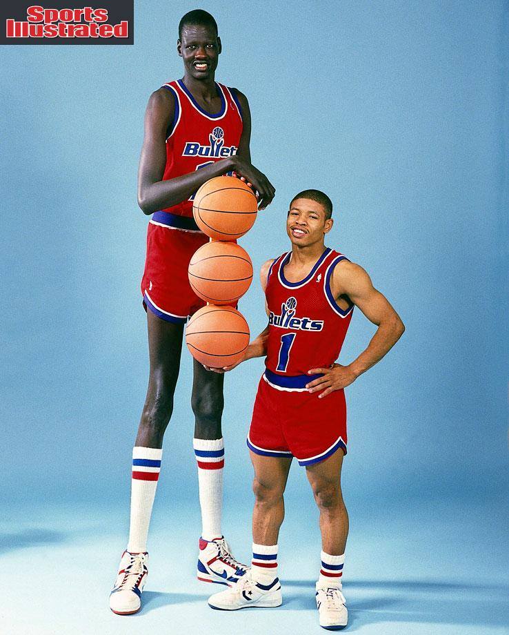 Jogador da NBA joga basquete na periferia de Diadema