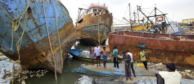 A passagem do ciclone Hudhud pela cidade de Visakhapatnam destruiu diversas embarcações
