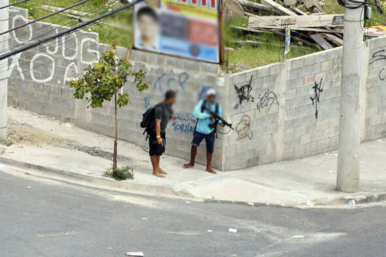 Traficantes ostentam com fuzis em rua importante da zona norte do Rio