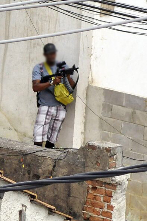 Traficantes ostentam com fuzis em rua importante da zona norte do Rio