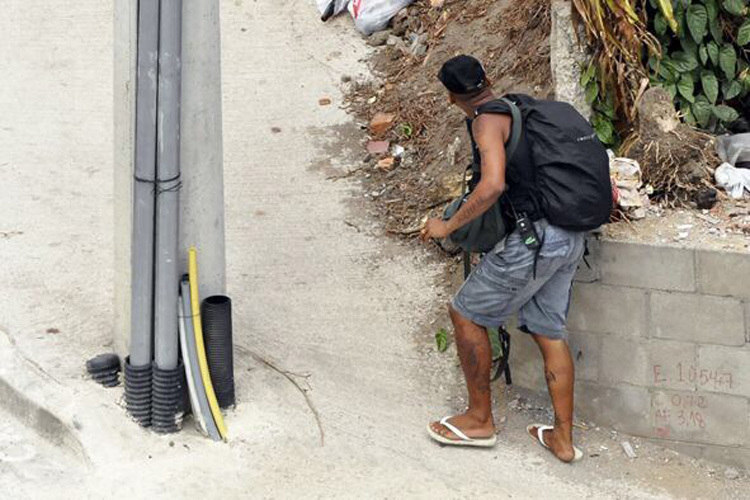 Traficantes ostentam com fuzis em rua importante da zona norte do Rio
