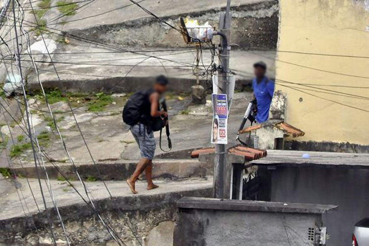 Traficantes ostentam com fuzis em rua importante da zona norte do Rio