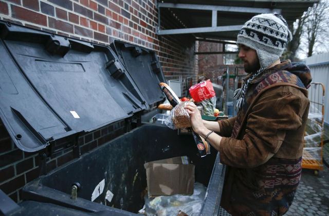 O freeganismo se tornou famoso em meados dos anos 90, junto com outros movimentos anarquistas que lutaram durante o encontro da Organização Mundial do Comércio, na cidade de Seattle, em 1999, que foi um dos definiram os contornos da globalização.O termo foi criada da junção das palavras inglesas free (livre, grátis) e veganism (veganismo, que é a postura de não ingerir alimentos de origem animal)Leia também: Novidade no Brasil, Black Blocs surgiram há quase três décadas O freeganismo se tornou famoso em meados dos anos 90, junto com outros movimentos anarquistas que lutaram durante o encontro da Organização Mundial do Comércio, na cidade de Seattle, em 1999, que foi um dos definiram os contornos da globalização.O termo foi criada da junção das palavras inglesas free (livre, grátis) e veganism (veganismo, que é a postura de não ingerir alimentos de origem animal)Leia também: Novidade no Brasil, Black Blocs surgiram há quase três décadas