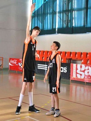 Com 2,31 m, romeno de 17 anos sonha em jogar basquete profissional