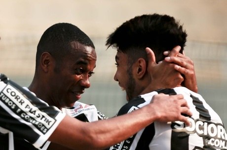 Gabigol (à direita) comemora um dos seus gols com Robinho