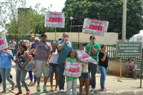 Servidores reivindicam o pagamento do auxílio alimentação que está atrasado desde o início do mês Servidores reivindicam o pagamento do auxílio alimentação que está atrasado desde o início do mês