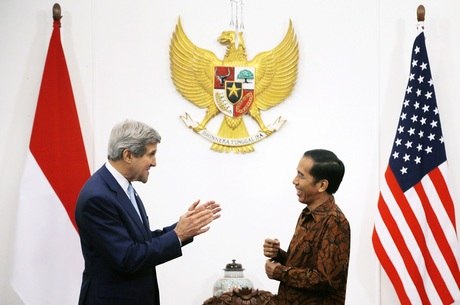 Kerry (à esq.) se encontrou com o novo presidente da Indonésia (à dir.)