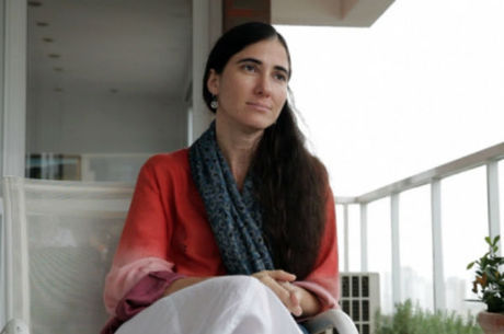"Eles estão levando meu marido (Reinaldo Escobar) e Eliecer Avila em um carro de patrulha policial, algemados", disse Yoani 