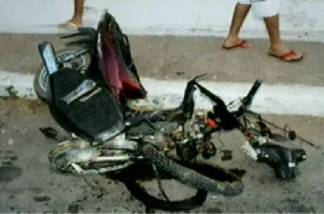 Motocicleta ficou destruída após a colisão