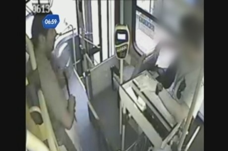 Ladrão usa facão em assalto dentro de ônibus em Porto Alegre