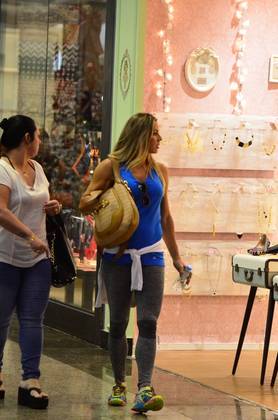 Lembra da Feiticeira? Joana Prado faz compras em shopping do Rio de
