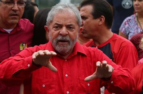 Lula entra em ação para combater oposição de Aécio no Senado