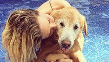 Que calor! Giovanna Ewbank se refresca e enche seu cachorro de carinhos na piscina