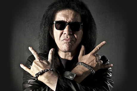Gene Simmons, do Kiss, vende até caixões com o nome da banda