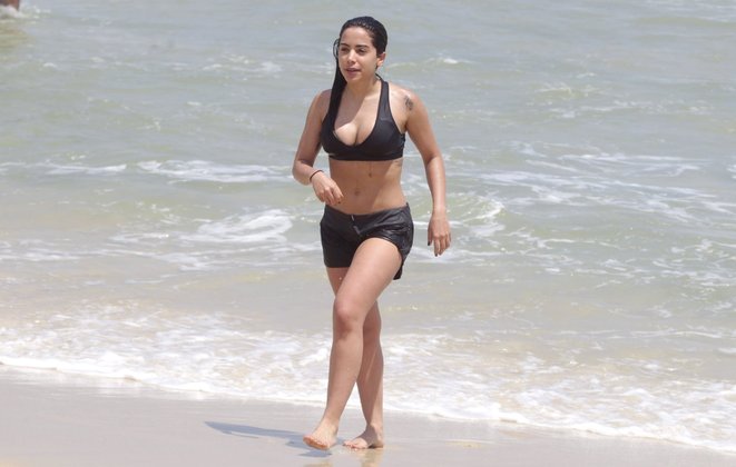 Uau! Anitta exibe barriga chapada após correr 5 km - Revista Marie