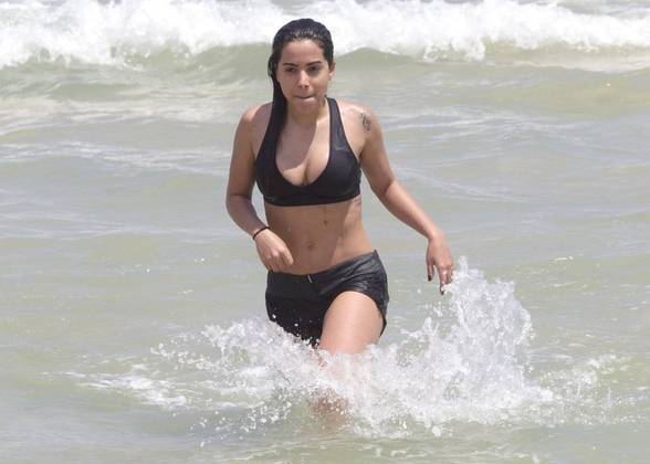 Uau! Anitta exibe barriga chapada após correr 5 km - Revista Marie