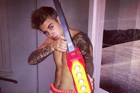 Justin Bieber posa com arma de brinquedo