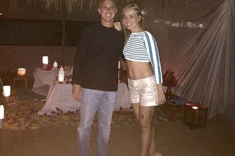 Angélica com tatuagem no rosto luciano huck Luciano Huck E Angelica Comemoram Aniversario De Casamento Na Praia Sobre Ontem A Noite Entretenimento R7 Famosos E Tv