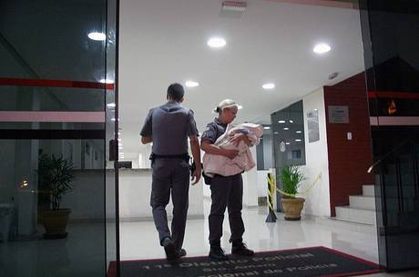Bebê que estava com casal de cubanos foi recolhido para abrigo
Bebê que estava com casal de cubanos foi recolhido para abrigo