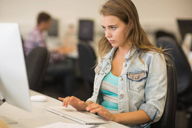EAD, o Ensino à Distância, é uma tendência na educação e uma opção para muitos estudantes. Na prática, é uma modalidade de ensino em que o aluno não está fisicamente em uma escola ou universidade. As aulas são acompanhadas remotamente, muitas vezes estão gravadas em vídeo e outras tecnologias também podem ser utilizadas como aplicativos. O aluno pode acompanhar via internet por computadores, celulares ou tablets. São oferecidos cursos de graduação, pós e cursos livres
