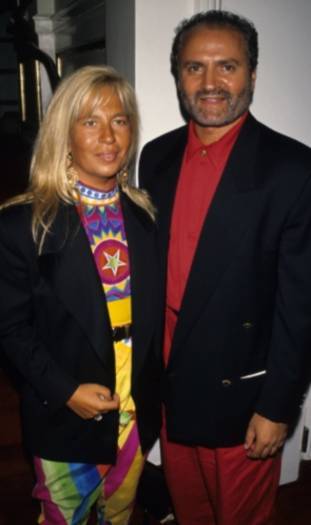 O que aconteceu? Confira a transformação de Donatella Versace ao