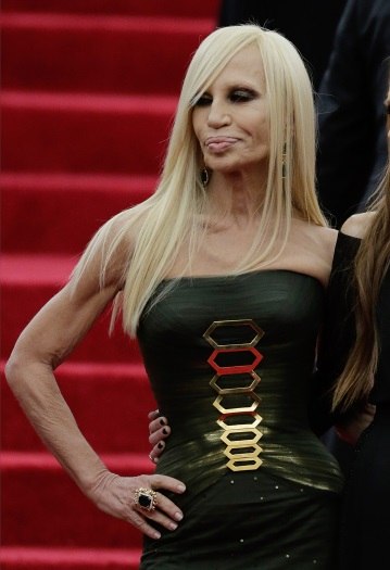 Sempre criticadas, mudanças no rosto de Donatella Versace na verdade são  superação, Mulher Comportamento