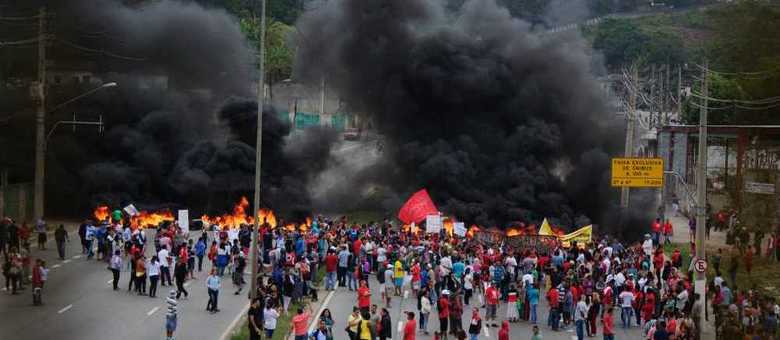 Manifestantes ateam fogo em pneus durante protesto na avenida Jacu Pêssego, na zona leste de São Paulo