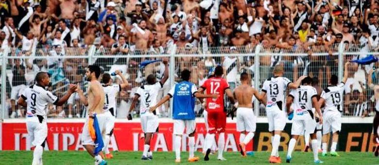 Jogadores da Ponte comemoram junto a torcida o acesso à elite do futebol nacional 
