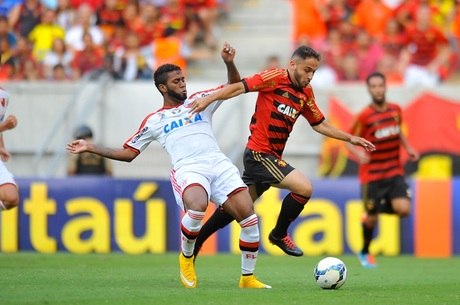 Jogadores de Sport e Flamengo disputam a bola em Recife