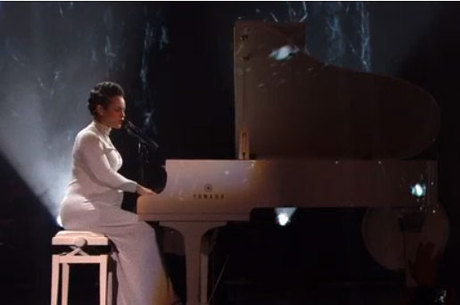 Alicia Keys em novembro de 2014 no palco do EMA