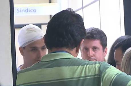 Henrique Coelho teve a cabeça enfaixada após ser agredido