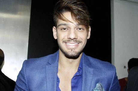 Lucas Lucco levou o prêmio de Cantor Jovem no PJB Lucas Lucco levou o prêmio de Cantor Jovem no PJB