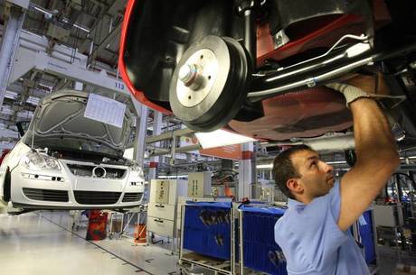Redução das vendas afetou emprego na indústria automotiva
