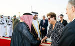Doha – Qatar, Presidenta Dilma Rousseff recebe cumprimento na chegada a Doha