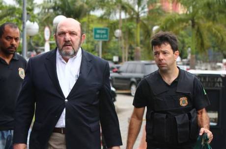 Policiais cumprem mandados da operação Lava Jato Policiais cumprem mandados da operação Lava Jato