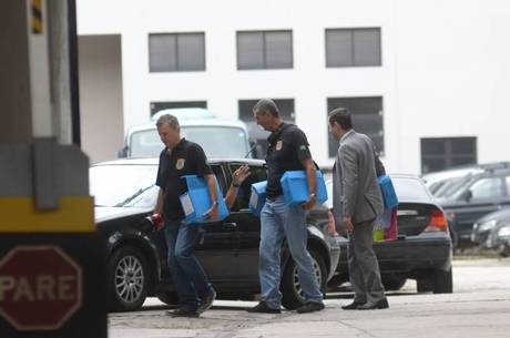 Policiais cumprem mandados da Operação Lava Jato Policiais cumprem mandados da Operação Lava Jato
