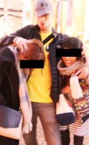 Julian puxa a cabeça das meninas em direção a seu pênis Julian puxa a cabeça das meninas em direção a seu pênis